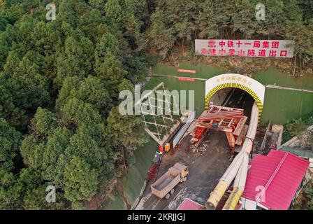 Chongqing. 28.. November 2022. Dieses Luftfoto wurde am 28. November 2022 aufgenommen und zeigt den Zhongliangshan-Tunnel, der im Bau am Abschnitt Sichuan-Chongqing der Hochgeschwindigkeitsbahn Chongqing-Kunming in der Chongqing Municipality im Südwesten Chinas steht. Die 699 km lange Hochgeschwindigkeitsbahn Chongqing-Kunming mit einer geplanten Geschwindigkeit von 350 km/h ist ein wichtiger Bestandteil des Eisenbahnkorridors, der die chinesische Hauptstadt Peking mit Kunming in der südwestchinesischen Provinz Yunnan verbindet. Kredit: Wang Quanchao/Xinhua/Alamy Live News Stockfoto