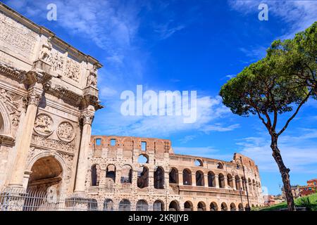 Der Konstantinsbogen und das Kolosseum in Rom, Italien. Stockfoto