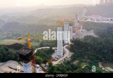 Chongqing. 28.. November 2022. Dieses Luftfoto wurde am 28. November 2022 aufgenommen und zeigt die Huafu-Mega-Brücke, die im Bau am Abschnitt Sichuan-Chongqing der Hochgeschwindigkeitsbahn Chongqing-Kunming in der Chongqing Municipality im Südwesten Chinas steht. Die 699 km lange Hochgeschwindigkeitsbahn Chongqing-Kunming mit einer geplanten Geschwindigkeit von 350 km/h ist ein wichtiger Bestandteil des Eisenbahnkorridors, der die chinesische Hauptstadt Peking mit Kunming in der südwestchinesischen Provinz Yunnan verbindet. Kredit: Wang Quanchao/Xinhua/Alamy Live News Stockfoto