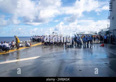 221119-N-XN177-1536 PAZIFIK (19. November 2022) – Seeleute nehmen an der Überquerung der Linie an Bord des Amphibienflugzeugträgers USS Tripoli (LHA 7) am 19. November 2022 Teil. Tripoli führt gerade Routineeinsätze in der US-3.-Flotte durch. Stockfoto