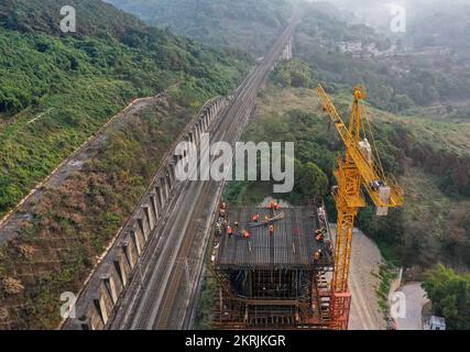 Chongqing. 28.. November 2022. Dieses Luftfoto wurde am 28. November 2022 aufgenommen und zeigt die Huafu-Mega-Brücke, die im Bau am Abschnitt Sichuan-Chongqing der Hochgeschwindigkeitsbahn Chongqing-Kunming in der Chongqing Municipality im Südwesten Chinas steht. Die 699 km lange Hochgeschwindigkeitsbahn Chongqing-Kunming mit einer geplanten Geschwindigkeit von 350 km/h ist ein wichtiger Bestandteil des Eisenbahnkorridors, der die chinesische Hauptstadt Peking mit Kunming in der südwestchinesischen Provinz Yunnan verbindet. Kredit: Wang Quanchao/Xinhua/Alamy Live News Stockfoto