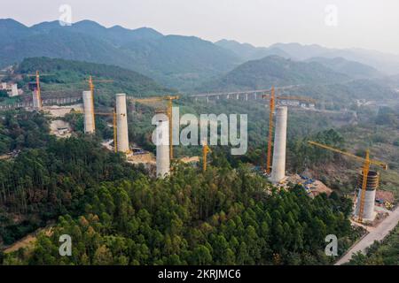 Chongqing. 28.. November 2022. Dieses Luftfoto wurde am 28. November 2022 aufgenommen und zeigt die Huafu-Mega-Brücke, die im Bau am Abschnitt Sichuan-Chongqing der Hochgeschwindigkeitsbahn Chongqing-Kunming in der Chongqing Municipality im Südwesten Chinas steht. Die 699 km lange Hochgeschwindigkeitsbahn Chongqing-Kunming mit einer geplanten Geschwindigkeit von 350 km/h ist ein wichtiger Bestandteil des Eisenbahnkorridors, der die chinesische Hauptstadt Peking mit Kunming in der südwestchinesischen Provinz Yunnan verbindet. Kredit: Wang Quanchao/Xinhua/Alamy Live News Stockfoto