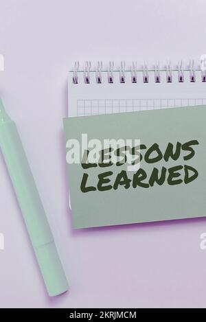 Text mit Inspiration Lektionen Gelernte Lektionen, Konzept bedeutet das Wissen oder Verständnis, das durch Erfahrung gewonnen wurde Stockfoto