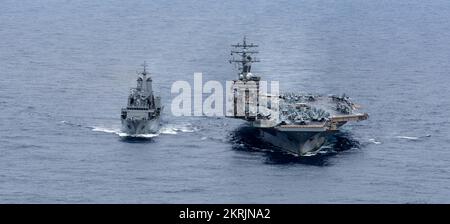 221120-N-DW158-1047 PHILIPPINE SEA (20. November 2022) USA Der einzige vorwärtsgesetzte Flugzeugträger der Navy, USS Ronald Reagan (CVN 76), führt am 20. November in der Philippinischen See eine Nachfüllung auf See mit dem Royal Australian Navy Supply Ship, HMAS stalwart (A304), durch. Die Kombination aus vertikaler Auffüllung, Betankung auf See und anschließender Auffüllung ist das erste Mal, dass diese Klasse von Royal Australian Navy Supply Ship ein US-amerikanisches Schiff nachgeliefert hat Flugzeugträger der Marine während des Betriebs auf See. Ronald Reagan, das Flaggschiff der Carrier Strike Group 5, stellt eine kampfbereite Truppe bereit, die die Vereinigten schützt und verteidigt Stockfoto