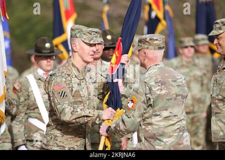 Generalmajor William Dyer III übernahm während einer Zeremonie zum Kommandowechsel im November 20 im neuen Hauptquartier der Einheit in Charlotte, NC, die Aufgaben des Befehlshabers des 108.. Ausbildungskommandos (Erstausbildung) von Generalmajor Andrew Juknelis. Generalmajor Eugene LeBoeuf, stellvertretender General der USA Armeereservat, Präsident der Zeremonie. Stockfoto