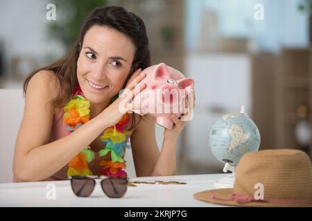 Glücklicher junger Reisender, der bereit ist, wegzugehen Stockfoto