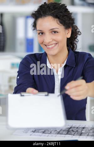 Geschäftsfrau, die um Unterschrift bittet Stockfoto