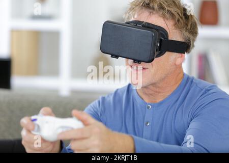 Erwachsener, der eine vr-Brille trägt Stockfoto