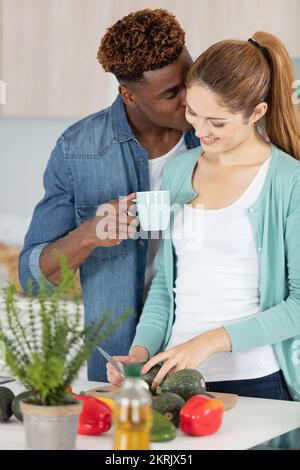 Paare, die sich anfreunden und den Morgenkaffee genießen Stockfoto