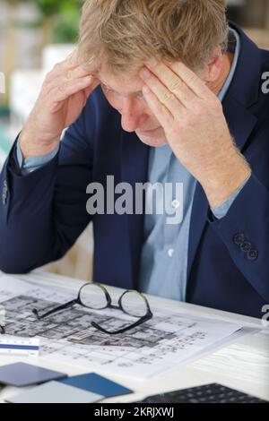 Porträt eines besorgten Architekten Stockfoto
