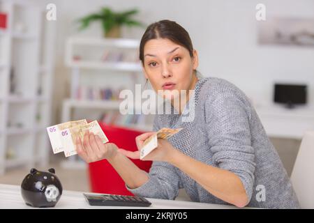 Porträt einer Frau, die Geld spart Stockfoto