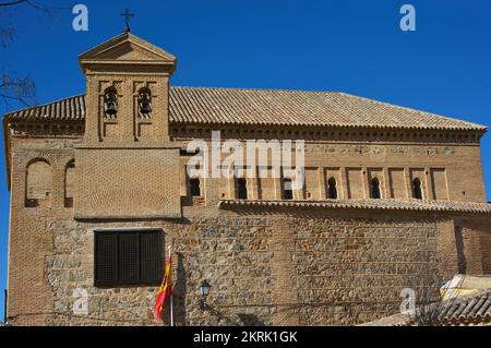 Sephardisches Museum. Das Hotel befindet sich in der Synagoge El Transito, die im 14.. Jahrhundert erbaut wurde. Außenansicht. Toledo. Kastilien-La Mancha. Spanien. Stockfoto