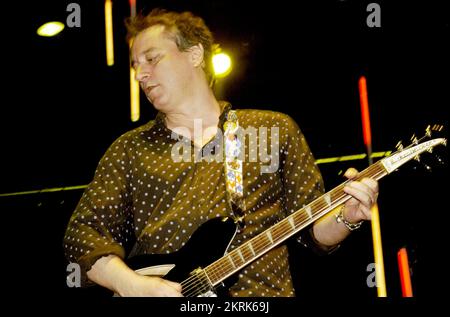 PETER BUCK, REM, WORLD TOUR, 2005: Rickenbacker spielt Gitarrist Peter Buck der legendären amerikanischen Band R.E.M. im Millennium Stadium auf der Around the Sun Tour in Cardiff am 10. Juli 2005. Foto: ROB WATKINS. INFO: R.E.M. war eine US-amerikanische Rockband, die 1980 in Athen gegründet wurde. Bekannt für ihren einflussreichen alternativen Rock-Sound, erreichten sie mit Hits wie „Losing My Religion“ und „Everybody Hurts“ weltweite Erfolge und wurden zu legendären Persönlichkeiten in der Musikszene der 1980er und 1990er Jahre. Stockfoto