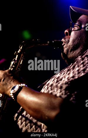 RAY GASKINS, SAXOPHON, 2006: Legendäres Saxophon Ray Gaskins in der Background-Band des Pate of Acid Jazz ROY AYERS am 12. Juli 2006 in Cardiff. Bild: ROB WATKINS. INFO: Ray Gaskins ist aus Baltimore. Zu seinen Talenten zählen Singen und Können auf Keyboards und Saxophon. Er trat auf der ganzen Welt auf und arbeitete mit Roy Ayers, Stuff, Brand New Heavies, Phyllis Hyman und Jocelyn Brown. Stockfoto