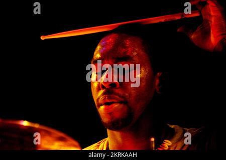 ROY AYERS, KONZERT, 2006: Die Begleitband des Patenvaters von Acid Jazz live am 12. Juli 2006 in Cardiff, Wales. Bild: ROB WATKINS. INFO: Roy Ayers ist ein US-amerikanischer Jazz-Vibraphonist und Sänger, der für seine einflussreiche Arbeit in Jazz, Funk und Soul bekannt ist. Mit klassischen Alben wie „Everybody Loves the Sunshine“ ist Ayers zu einer Schlüsselfigur in der Entwicklung von Jazz und Fusionsmusik geworden. Stockfoto