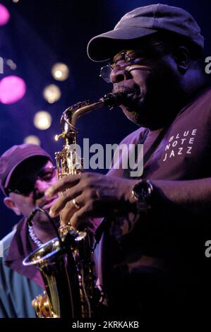 RAY GASKINS, SAXOPHON, 2006: Legendäres Saxophon Ray Gaskins in der Background-Band des Pate of Acid Jazz ROY AYERS am 12. Juli 2006 in Cardiff. Bild: ROB WATKINS. INFO: Ray Gaskins ist aus Baltimore. Zu seinen Talenten zählen Singen und Können auf Keyboards und Saxophon. Er trat auf der ganzen Welt auf und arbeitete mit Roy Ayers, Stuff, Brand New Heavies, Phyllis Hyman und Jocelyn Brown. Stockfoto