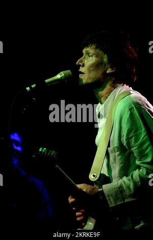 STEVE WINDWOOD, KONZERT, 2007: Rocklegende STEVE WINWOOD spielt am 23. April 2007 live im The Point in Cardiff, Wales. Foto: ROB WATKINS. INFO: Steve Winwood ist ein bekannter britischer Musiker und Singer-Songwriter, der in den 60er Jahren als Teenager begann und für seine Arbeit mit Bands wie Spencer Davis Group, Traffic und Blind Faith bekannt ist. Berühmt für seine gefühlvolle Stimme und sein multiinstrumentales Talent, erzielte er Soloerfolge mit Hits wie „Higher Love“ und „Valerie“. Stockfoto