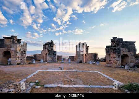 Pamukkale, Denizli, Türkei, Okt. 2019: Malerischer Blick auf die antike griechische Stadt Hierapolis, Ruinen des antiken Märtyrers von St. Philip bei Sonnenuntergang Stockfoto