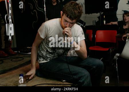 YEASAYER, FRÜHERER AUFTRITT 2007: Chris Keating, Leadsänger und Keyboarder der New Yorker Band YEASAYER, in der Buffalo Bar in Cardiff während des SWN Festivals am 11. November 2007. Foto: ROB WATKINS. INFO: Yeasayer ist eine US-amerikanische Band, die 2006 gegründet wurde und für ihren eklektischen Sound bekannt ist, der psychedelischen Pop, Indie Rock und elektronische Musik verbindet. Mit Alben wie „All Hour Cymbals“ und „Odd Blood“ wurden sie für ihren innovativen und experimentellen Ansatz bekannt. Stockfoto