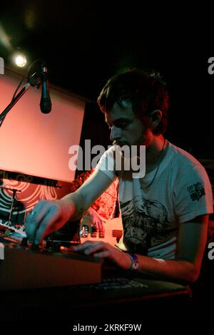 YEASAYER, FRÜHERER AUFTRITT 2007: Chris Keating, Leadsänger und Keyboarder der New Yorker Band YEASAYER, in der Buffalo Bar in Cardiff während des SWN Festivals am 11. November 2007. Foto: ROB WATKINS. INFO: Yeasayer ist eine US-amerikanische Band, die 2006 gegründet wurde und für ihren eklektischen Sound bekannt ist, der psychedelischen Pop, Indie Rock und elektronische Musik verbindet. Mit Alben wie „All Hour Cymbals“ und „Odd Blood“ wurden sie für ihren innovativen und experimentellen Ansatz bekannt. Stockfoto