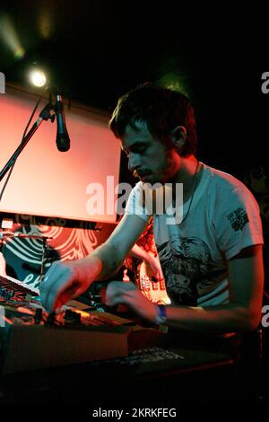 YEASAYER, FRÜHERER AUFTRITT 2007: Chris Keating, Leadsänger und Keyboarder der New Yorker Band YEASAYER, in der Buffalo Bar in Cardiff während des SWN Festivals am 11. November 2007. Foto: ROB WATKINS. INFO: Yeasayer ist eine US-amerikanische Band, die 2006 gegründet wurde und für ihren eklektischen Sound bekannt ist, der psychedelischen Pop, Indie Rock und elektronische Musik verbindet. Mit Alben wie „All Hour Cymbals“ und „Odd Blood“ wurden sie für ihren innovativen und experimentellen Ansatz bekannt. Stockfoto