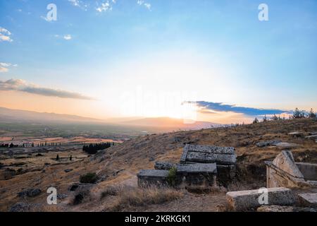 Pamukkale, Denizli, Türkei, Okt. 2019: Malerische Aussicht auf Hierapolis, war eine antike griechische Stadt bei Sonnenuntergang im klassischen Phrygia Stockfoto