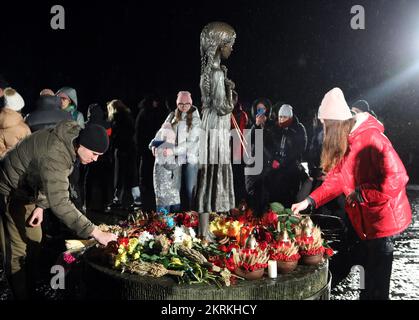 KIEW, UKRAINE - 26. NOVEMBER 2022 - die Menschen zollen den Opfern der vom Menschen verursachten Hungersnöte der Jahre 1921-1923, 1946-1947 und des 1932-1933. Holodomors während der Zeit des Jahres Tribut Stockfoto