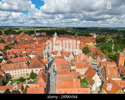 Kathedrale St. George Dinkelsbuhl Bayern, Süddeutschland, Drune aus der Vogelperspektive Stockfoto