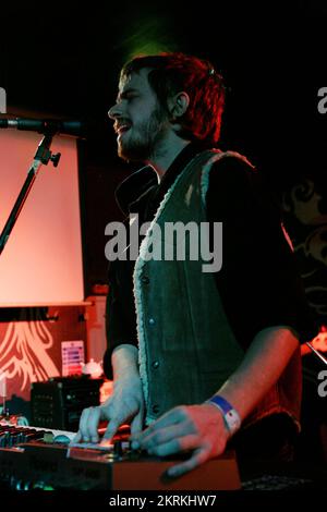 YEASAYER, FRÜHERER AUFTRITT 2007: Chris Keating, Leadsänger und Keyboarder der New Yorker Band YEASAYER, in der Buffalo Bar in Cardiff während des SWN Festivals am 11. November 2007. Foto: ROB WATKINS. INFO: Yeasayer ist eine US-amerikanische Band, die 2006 gegründet wurde und für ihren eklektischen Sound bekannt ist, der psychedelischen Pop, Indie Rock und elektronische Musik verbindet. Mit Alben wie „All Hour Cymbals“ und „Odd Blood“ wurden sie für ihren innovativen und experimentellen Ansatz bekannt. Stockfoto