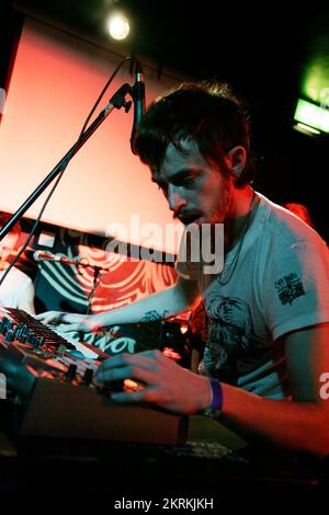 YEASAYER, FRÜHERER AUFTRITT 2007: Chris Keating, Leadsänger und Keyboarder der New Yorker Band YEASAYER, in der Buffalo Bar in Cardiff während des SWN Festivals am 11. November 2007. Foto: ROB WATKINS. INFO: Yeasayer ist eine US-amerikanische Band, die 2006 gegründet wurde und für ihren eklektischen Sound bekannt ist, der psychedelischen Pop, Indie Rock und elektronische Musik verbindet. Mit Alben wie „All Hour Cymbals“ und „Odd Blood“ wurden sie für ihren innovativen und experimentellen Ansatz bekannt. Stockfoto