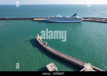 MV Artaina Kreuzfahrtschiff liegt bei Dover England Drohne aus der Vogelperspektive vor Anker Stockfoto