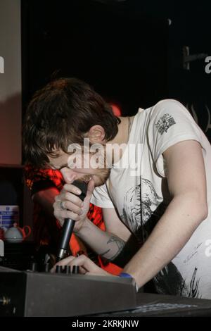 YEASAYER, FRÜHERER AUFTRITT 2007: Chris Keating, Leadsänger und Keyboarder der New Yorker Band YEASAYER, in der Buffalo Bar in Cardiff während des SWN Festivals am 11. November 2007. Foto: ROB WATKINS. INFO: Yeasayer ist eine US-amerikanische Band, die 2006 gegründet wurde und für ihren eklektischen Sound bekannt ist, der psychedelischen Pop, Indie Rock und elektronische Musik verbindet. Mit Alben wie „All Hour Cymbals“ und „Odd Blood“ wurden sie für ihren innovativen und experimentellen Ansatz bekannt. Stockfoto