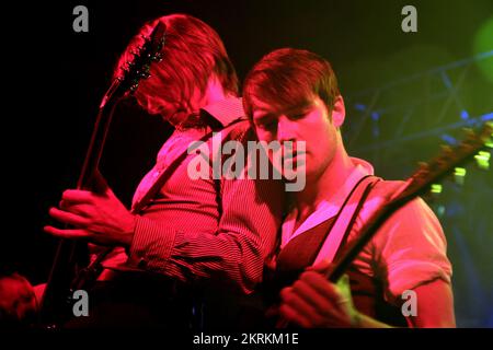 THE FEELING, CONCERT, YOUNG, 2007: Dan Gillespie Sells, Sänger und Leadgitarrist mit DEM FEELING mit DEM zweiten Gitarristen Kevin Jeremiah (links) beim Cardiff University Annual Summer Ball in Coopers Field, Cardiff, 15. Juni 2007. Foto © ROB WATKINS INFO: The Feeling ist eine britische Pop-Rock-Band, die 2006 gegründet wurde und für ihren melodischen Sound und ihre eingängigen Hooks bekannt ist. Popularität erlangten sie mit ihrem Debütalbum Twelve Stops and Home und Hits wie Fill My Little World und Never Be Lonely. Stockfoto