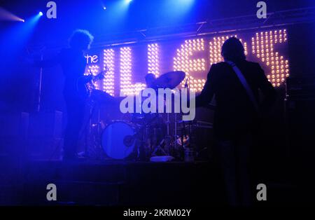 THE KILLERS, YOUNG, HOT FUSS TOUR, 2005: The Killers, on the NME Tour at Cardiff University, 6. Februar 2005. Foto: ROB WATKINS. The Killers ist eine US-amerikanische Rockband, die 2001 in Las Vegas gegründet wurde. Bekannt für ihren energiegeladenen Sound und Hits wie Mr. Brightside, erlangten sie mit ihrem Debütalbum Hot Fuss Bekanntheit und sind auch in Indie und alternativem Rock einflussreich geblieben. Stockfoto