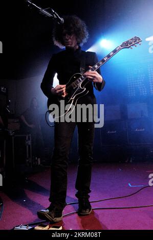 THE KILLERS, YOUNG, HOT FUSS TOUR, 2005: Ronnie Vannucci, Gitarrist der Killers, auf der NME Tour an der Cardiff University, 6. Februar 2005. Foto: ROB WATKINS. INFO: The Killers ist eine US-amerikanische Rockband, die 2001 in Las Vegas gegründet wurde. Bekannt für ihren energiegeladenen Sound und Hits wie Mr. Brightside, erlangten sie mit ihrem Debütalbum Hot Fuss Bekanntheit und sind auch in Indie und alternativem Rock einflussreich geblieben. Stockfoto