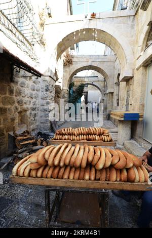 Frisches Ka'ek Al-Quds: Sesambagelbrot, das in einem traditionellen Wagen zu verschiedenen Geschäften in der Altstadt von Jerusalem geliefert wird. Stockfoto