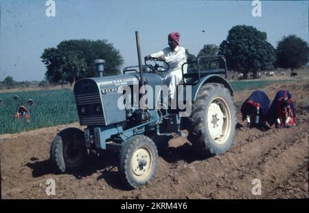 Traktoren werden im Allgemeinen mit der Landwirtschaft in Verbindung gebracht, da Landwirte sie neben Maschinen einsetzen, um Arbeitsgeräte wie Pflügen, Pflügen, Aussaaten und Eggen zu betreiben. Außerdem wird ein Traktor zum Schieben oder Ziehen der Maschine verwendet, wodurch die landwirtschaftliche Arbeit bequemer wird. Stockfoto