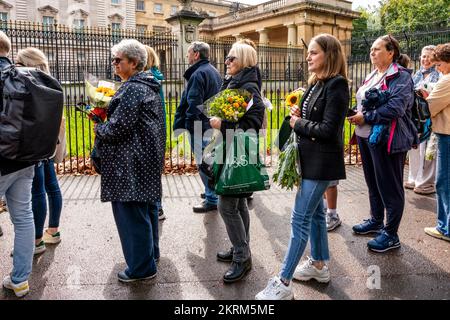 Die Briten versammeln sich vor dem Buckingham Palace, um Blumen zu legen und nach dem Tod von Königin Elizabeth II., London, Großbritannien, ihre Ehre zu erweisen. Stockfoto