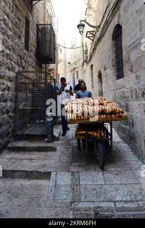 Frisches Ka'ek Al-Quds: Sesambagelbrot, das in einem traditionellen Wagen zu verschiedenen Geschäften in der Altstadt von Jerusalem geliefert wird. Stockfoto