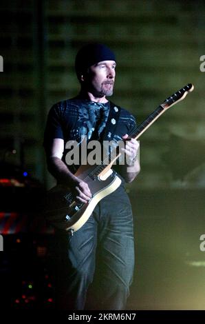 THE EDGE, U2, WORLD TOUR CONCERT, 2005: Leadgitarrist The Edge der irischen Band U2 im Millennium Stadium in Cardiff, 29. Juni 2005. Foto: ROB WATKINS. INFO: The Edge, geboren 1961 in David Howell Evans, ist Gitarrist der legendären Rockband U2. Bekannt für seinen unverwechselbaren Sound und die innovative Nutzung von Effekten, hat er den charakteristischen anthemischen Stil der Band geformt und zu Hits wie „With or Without You“ beigetragen. Stockfoto