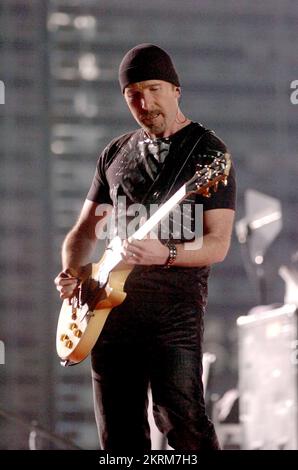 THE EDGE, U2, WORLD TOUR CONCERT, 2005: Leadgitarrist The Edge der irischen Band U2 im Millennium Stadium in Cardiff, 29. Juni 2005. Foto: ROB WATKINS. INFO: The Edge, geboren 1961 in David Howell Evans, ist Gitarrist der legendären Rockband U2. Bekannt für seinen unverwechselbaren Sound und die innovative Nutzung von Effekten, hat er den charakteristischen anthemischen Stil der Band geformt und zu Hits wie „With or Without You“ beigetragen. Stockfoto