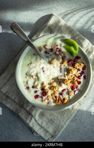 Von oben hausgemachtes gesundes Frühstück mit Haferbrei und Obst in der Schüssel Stockfoto