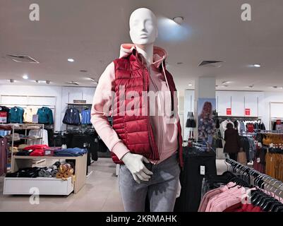 Weibliche Schaufensterpuppe in roter Jacke und leichten Jeans. Verkauf Stockfoto