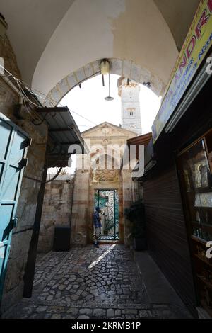 Die Omar-Moschee ist eine islamische Stätte aus dem 12.. Jahrhundert, mit einem 15m m hohen Minarett und kunstvollem Tor, das nur zum Gebet geöffnet ist. Altstadt von Jerusalem. Stockfoto