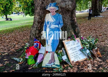 Blumenauszeichnungen für Queen Elizabeth II. In St Jame's Park, London, Großbritannien. Stockfoto