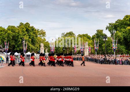 Menschenmassen beobachten die Irish Guards beim Verlassen des Buckingham Palace nach der Wachablösung nach dem Tod von Königin Elizabeth II., London, Großbritannien Stockfoto