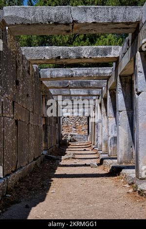 Priene, Söke, Aydın, Türkei, September 2021: Ruinen der antiken Stadt Priene, Ruinen des antiken Theaterszene in Priene Stockfoto