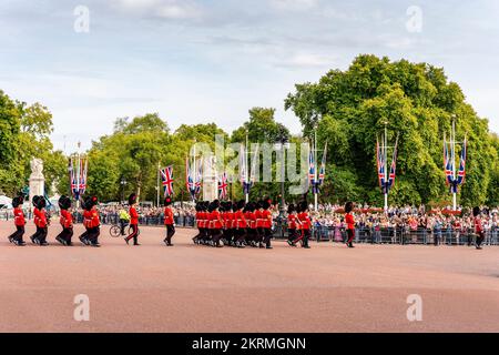 Menschenmassen beobachten Soldaten beim Verlassen des Buckingham Palace nach der Wachablösung nach dem Tod von Königin Elizabeth II., London, Großbritannien Stockfoto