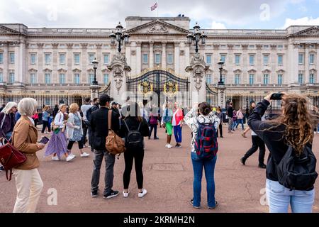 Ethnische Besucher außerhalb des Buckingham Palace, London, Großbritannien. Stockfoto