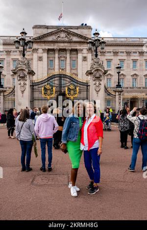 Ethnische Besucher außerhalb des Buckingham Palace, London, Großbritannien. Stockfoto